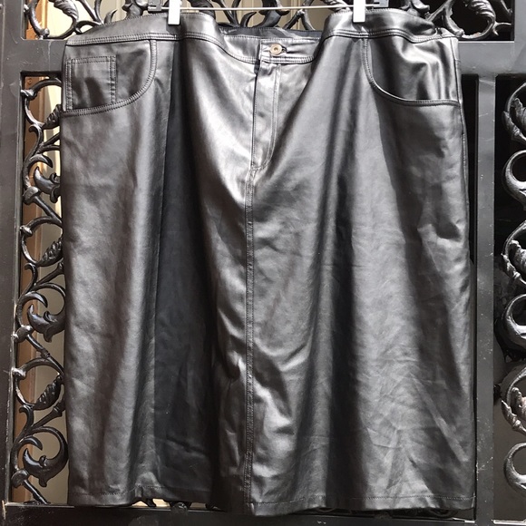 🚨B2G1 DENIM & COMPANY Black Patent Leather Skirt with Split - Picture 2 of 6
